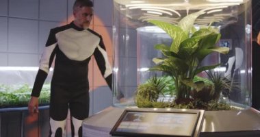 Erkek astrobiyolog kameraya bakıyor