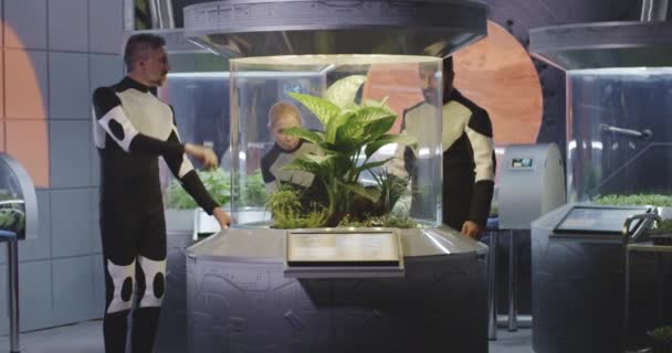 Astrobiologen die planten incubator onderzoeken — Stockvideo