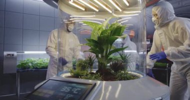 Mars üssündeki bir laboratuvarda çalışan biyologlar