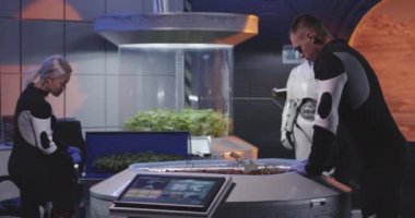Mars üssünde biyologlar ve robot dikim fideleri