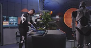 Mars üssünde biyologlar ve robot dikim fideleri