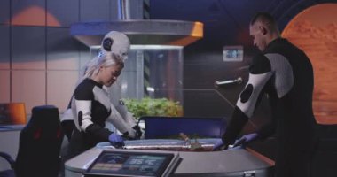 Mars üssünde biyologlar ve robot dikim fideleri