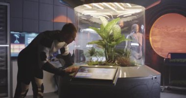 Bilim adamları ve robot laboratuvarda çalışıyor