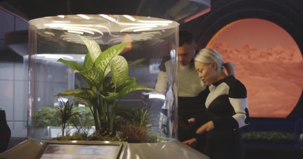 科学家检查植物孵化器 — 图库视频影像