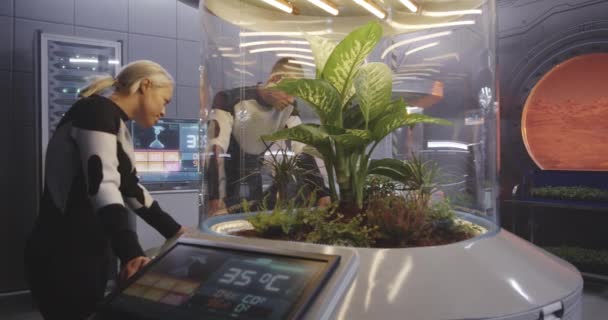 Cientista feminina trabalhando com incubadora de plantas — Vídeo de Stock