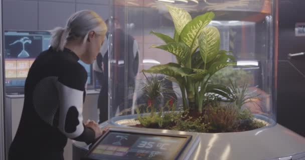 Cientista feminina trabalhando com incubadora de plantas — Vídeo de Stock