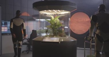 Bilim adamları ve robot laboratuvarda çalışıyor