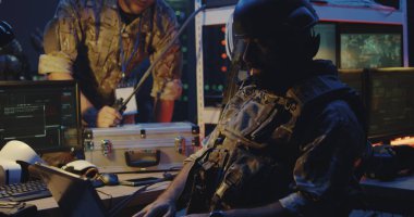 Dizüstü bilgisayarda çalışan asker