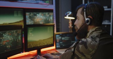 Bilgisayarda roket fırlatmayı denetleyen asker