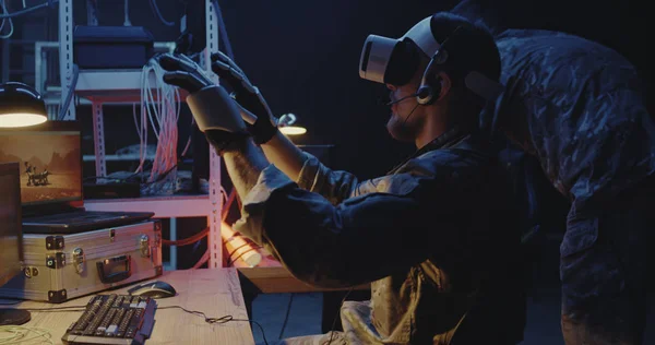 Soldado con auriculares VR y guantes — Foto de Stock