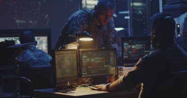 Bilgisayarda çalışan asker