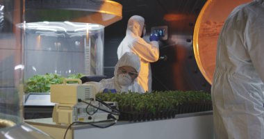 Mars üssündeki bir laboratuvarda çalışan biyologlar