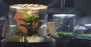 Mars üssündeki bir laboratuvarda çalışan biyologlar