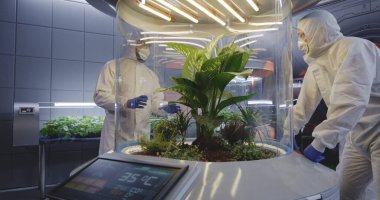 Mars üssündeki bir laboratuvarda çalışan biyologlar