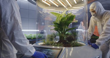 Mars üssündeki bir laboratuvarda çalışan biyologlar