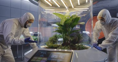 Mars üssündeki bir laboratuvarda çalışan biyologlar