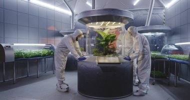 Hazmat takım elbisebilim adamları bitki kuluçka kontrol
