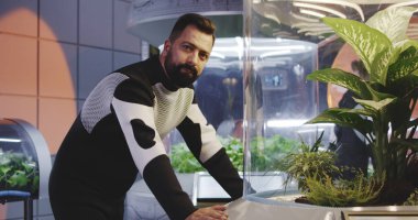 Erkek astrobiyolog kameraya bakıyor