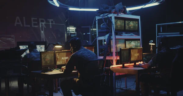 Soldado trabalhando em um computador — Fotografia de Stock