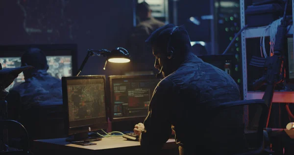 Soldado trabalhando em um computador — Fotografia de Stock