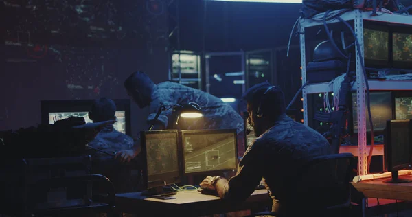 Soldado trabalhando em um computador — Fotografia de Stock