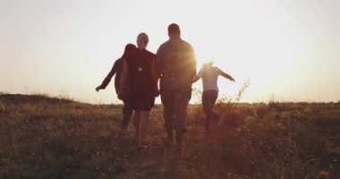 Asker ve ailesi çayırda yürüyor