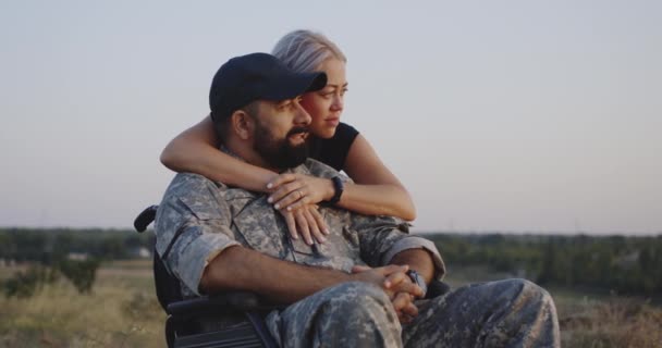 Żona przytulanie wwieziona mąż — Wideo stockowe