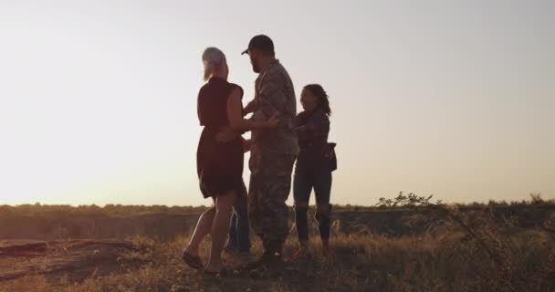 Familia observando disfrutando en un prado — Vídeos de Stock