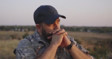 Tekerlekli sandalyeli asker uzaklara bakıyor
