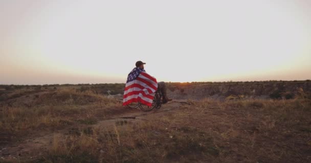 Americký voják na kolečkovém křesle pozorování západu slunce — Stock video