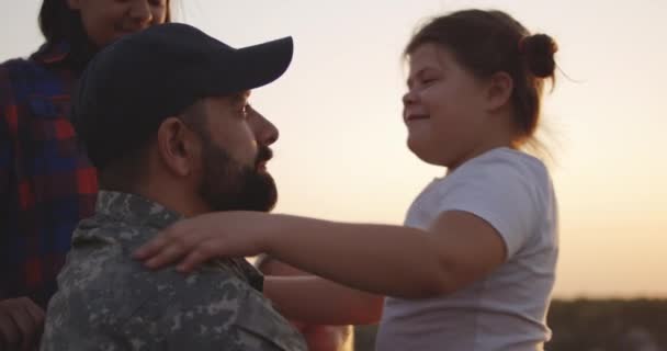 Soldat im Rollstuhl umarmt seine Tochter — Stockvideo
