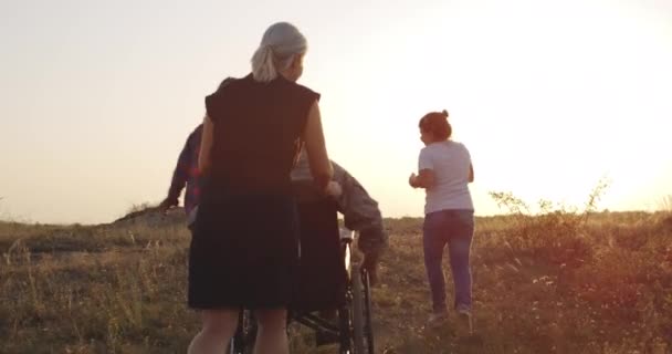 草原で午後を楽しむ兵士と家族 — ストック動画