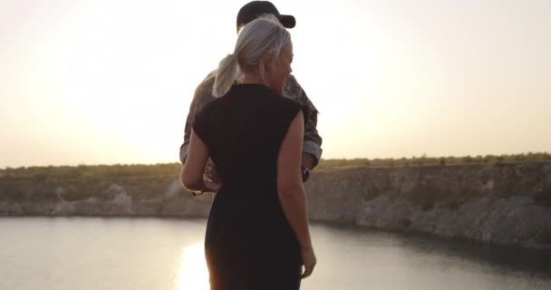 Katona átölelve a felesége és lánya — Stock videók