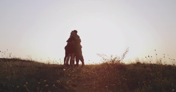 士兵拥抱他的妻子和女儿 — 图库视频影像