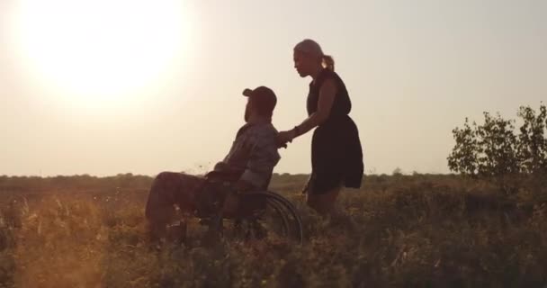 Soldado y familia disfrutando de la tarde en un prado — Vídeos de Stock