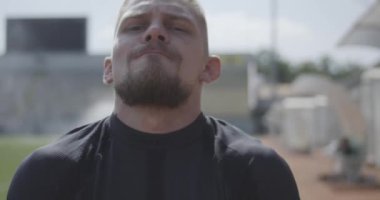 Engelli adam kettlebell kaldırma