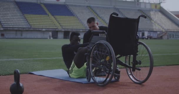 Атлет-инвалид делает приседания — стоковое видео
