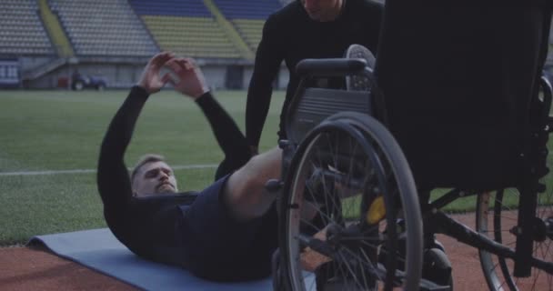 Niepełnosprawny sportowiec robi siedzieć UPS — Wideo stockowe