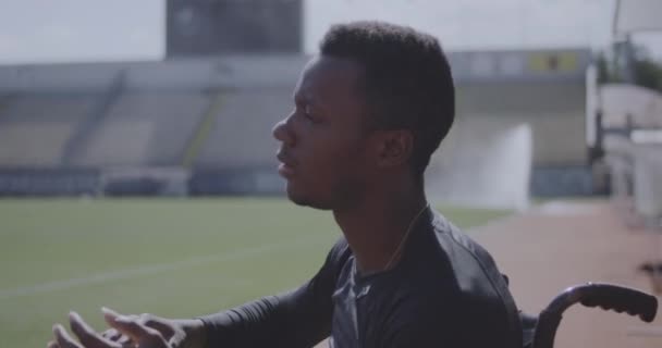 Athlète et entraîneur en fauteuil roulant lançant le ballon de médecine — Video