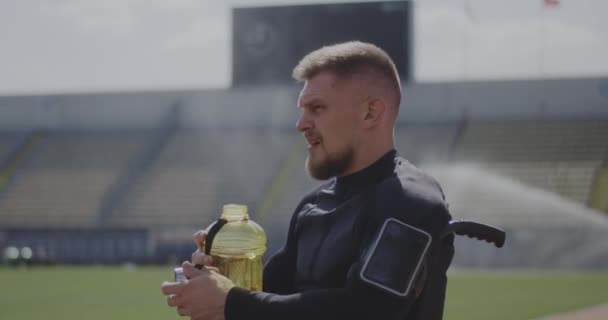 Paralympic athlete drinks water — Stock Video