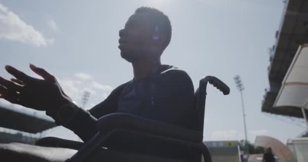 Wheelchaired atleta e treinador jogando bola remédio — Vídeo de Stock