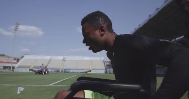 Entrenador animando a atleta discapacitado — Vídeos de Stock