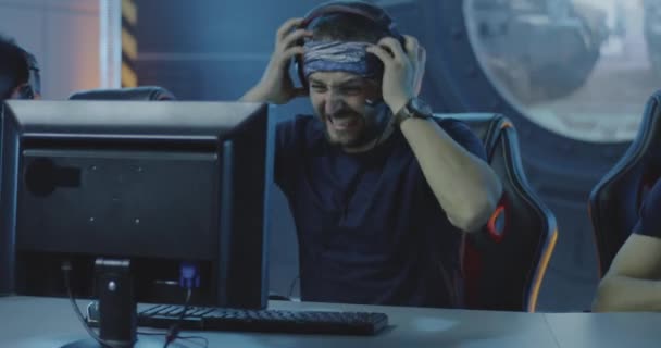 Gamer знищує клавіатуру після програшу матчу — стокове відео