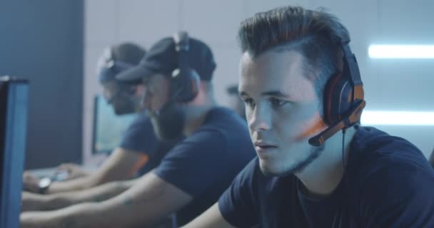 Jeunes hommes jouant à un tournoi de jeu 