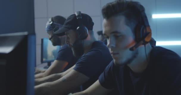 Jeunes hommes jouant à un tournoi de jeu 