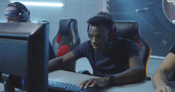 Jeunes hommes jouant à un tournoi de jeu 