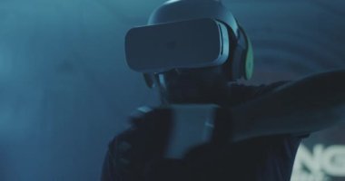 Vr aksiyon oyunu ile oynayan oyuncu