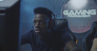 Endişeli oyuncu beklerken ellerini ovuşturarak