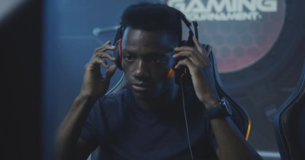 Gamer se prépare pour un match lors d'un tournoi de jeu 