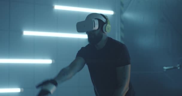 Jugador jugando con la acción VR juego — Vídeo de stock